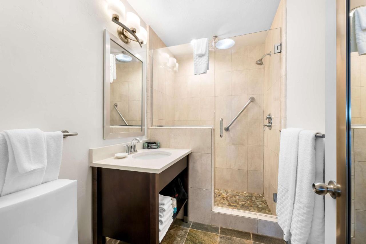 Two-Bedroom Suite with Three Queen Beds and River View - Non-Smoking at Best Western Driftwood Inn