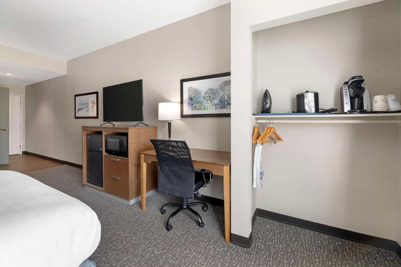 Queen Room with Two Queen Beds and Mobility Accessible Tub at Best Western Plus Executive Residency Marion