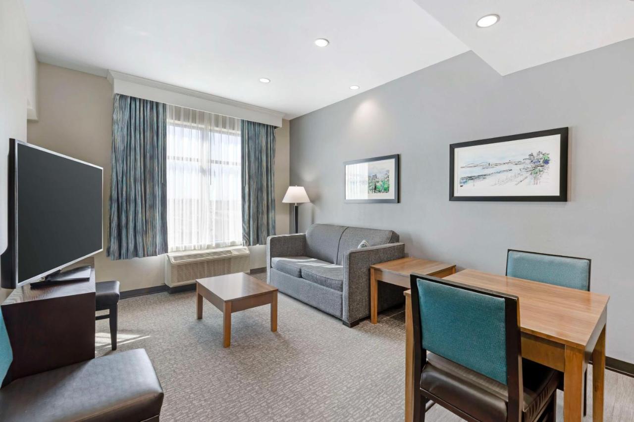 Queen Suite with Two Queen Beds and Mobility Accessible Tub at Best Western Plus Executive Residency Marion