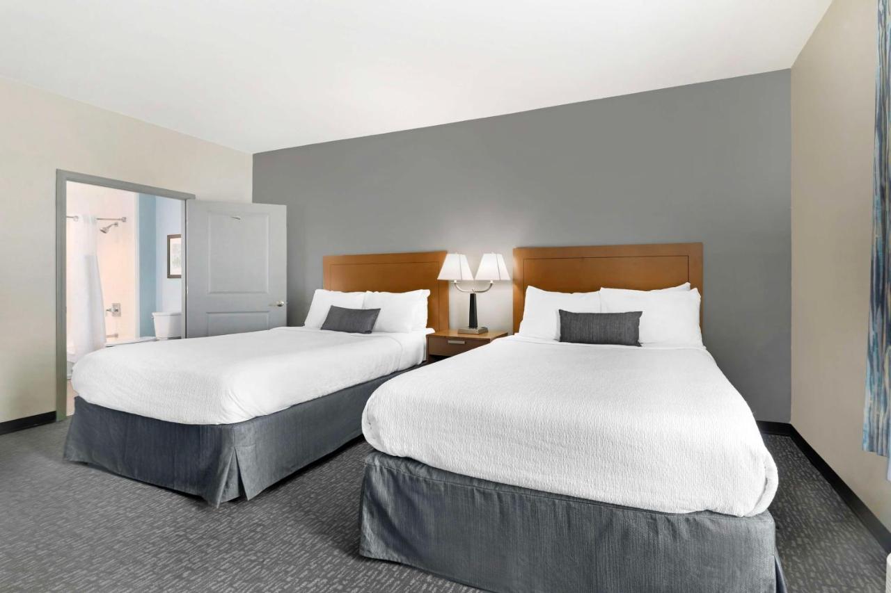 Queen Suite with Two Queen Beds and Mobility Accessible Tub at Best Western Plus Executive Residency Marion