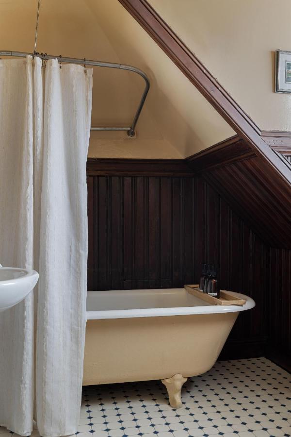  | Chateau Tivoli Bed and Breakfast