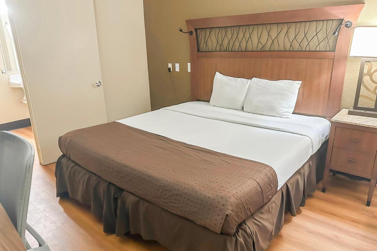 Standard Queen Room at OYO Hotel Mobile, AL I-65 at Airport Blvd