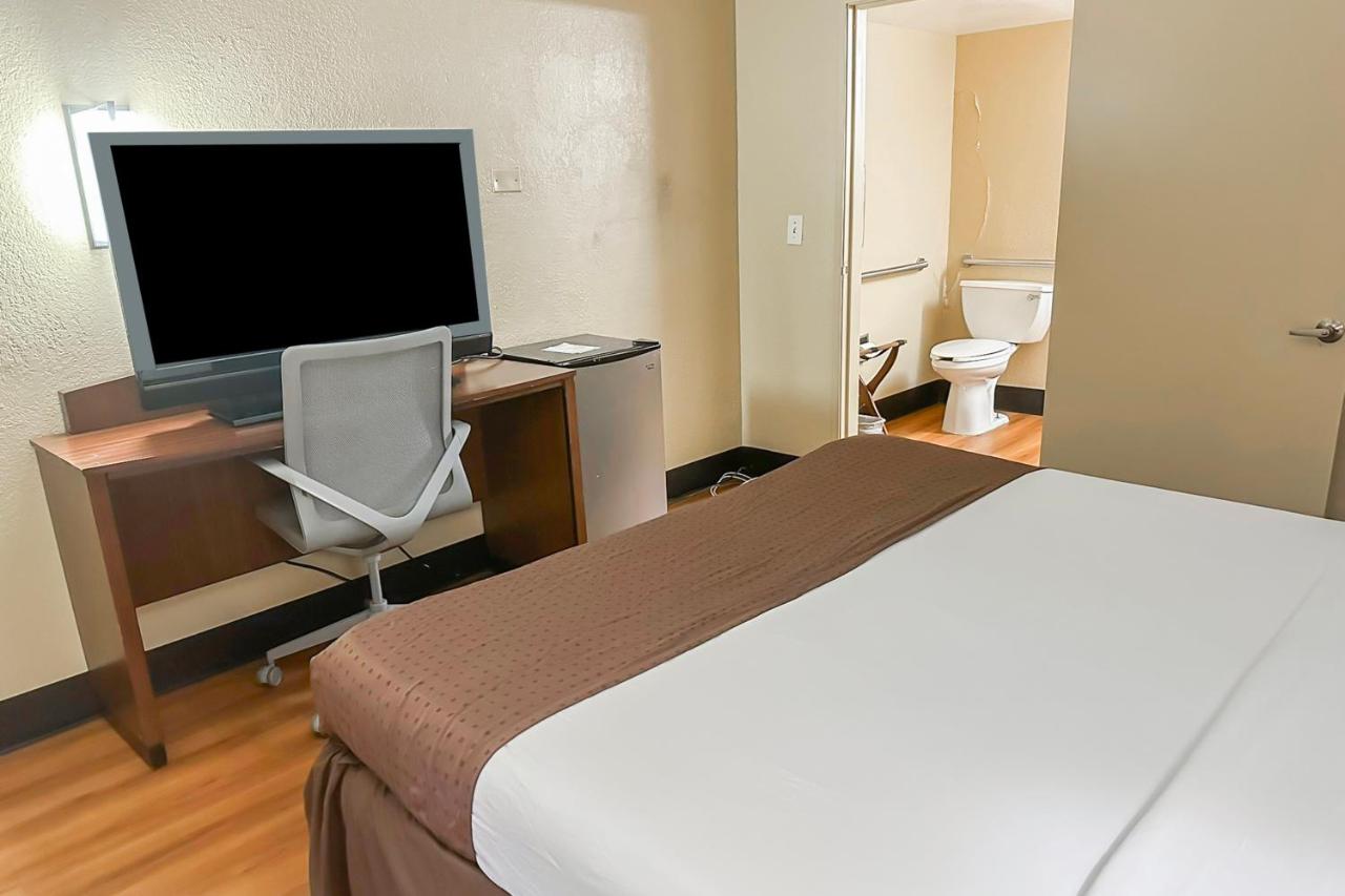 Standard Queen Room at OYO Hotel Mobile, AL I-65 at Airport Blvd