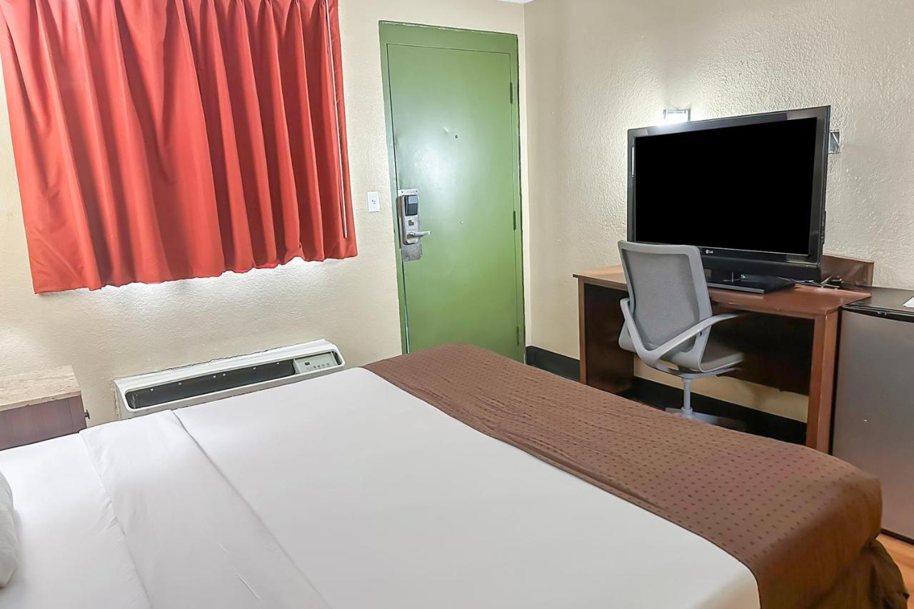 Standard Queen Room at OYO Hotel Mobile, AL I-65 at Airport Blvd