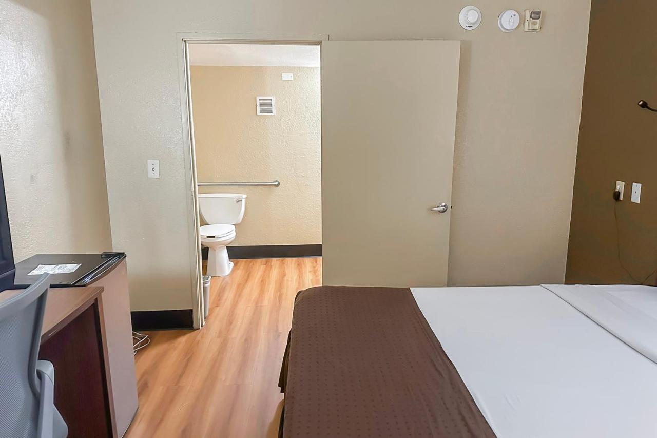 Standard Queen Room at OYO Hotel Mobile, AL I-65 at Airport Blvd