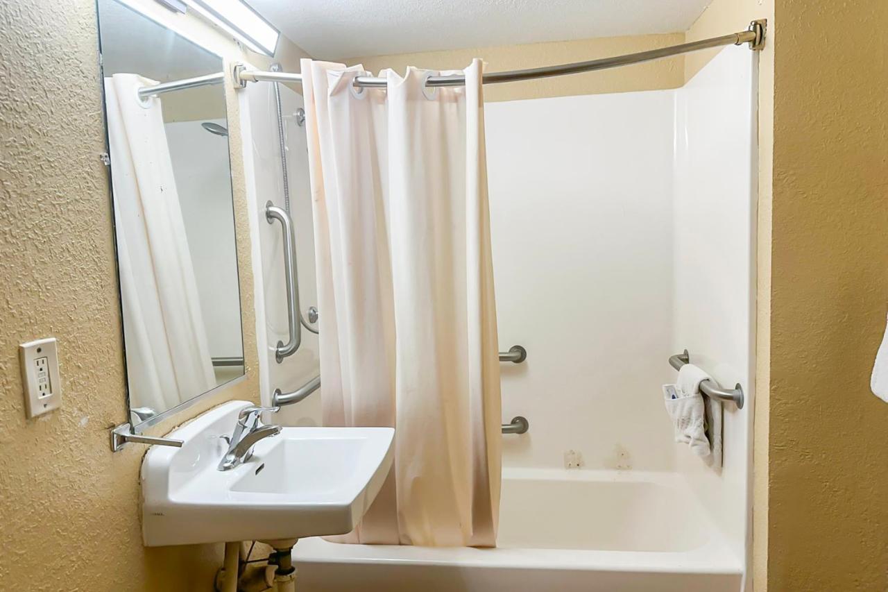 Standard Queen Room at OYO Hotel Mobile, AL I-65 at Airport Blvd