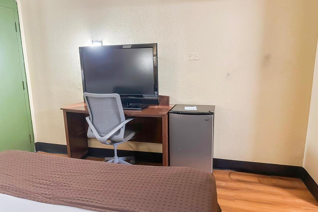 Standard Queen Room at OYO Hotel Mobile, AL I-65 at Airport Blvd