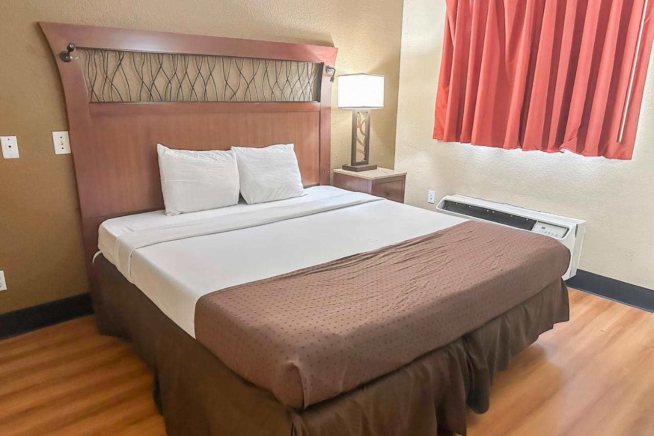 Standard Queen Room at OYO Hotel Mobile, AL I-65 at Airport Blvd