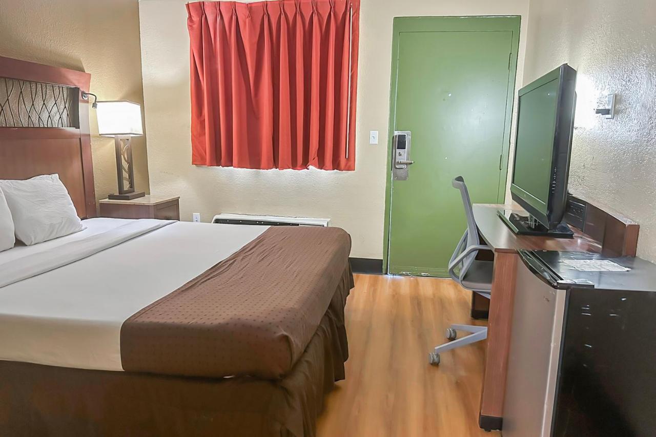 Standard Queen Room at OYO Hotel Mobile, AL I-65 at Airport Blvd