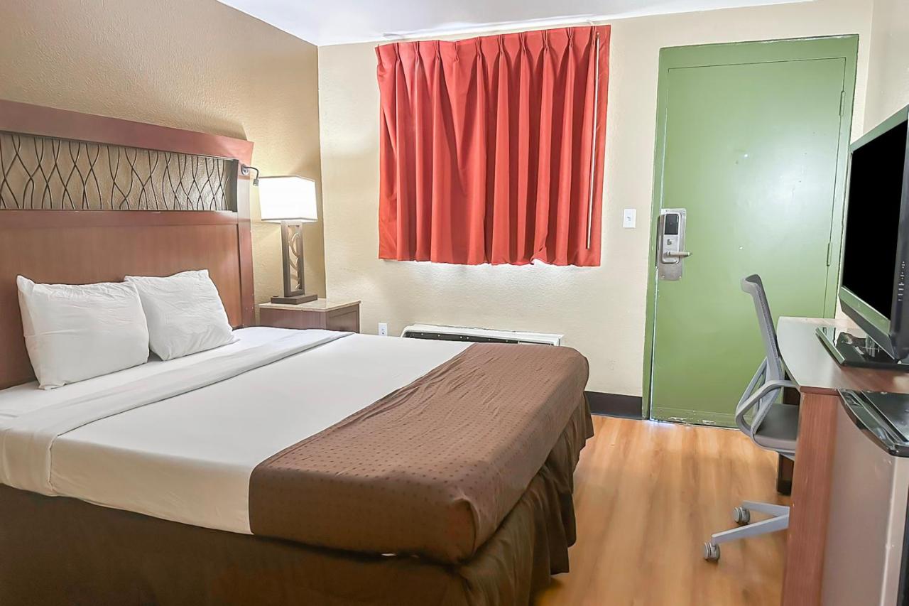 Standard Queen Room at OYO Hotel Mobile, AL I-65 at Airport Blvd