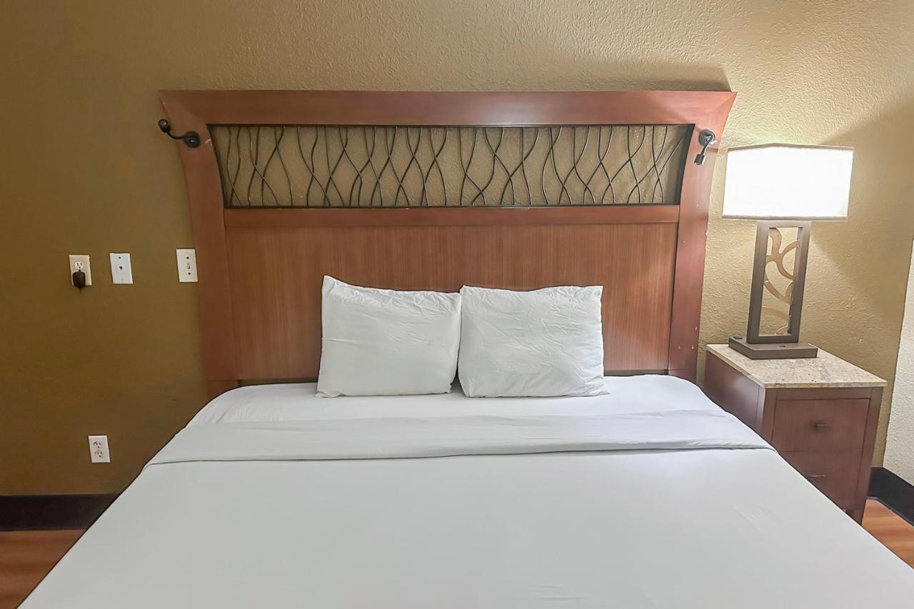 Standard Queen Room at OYO Hotel Mobile, AL I-65 at Airport Blvd