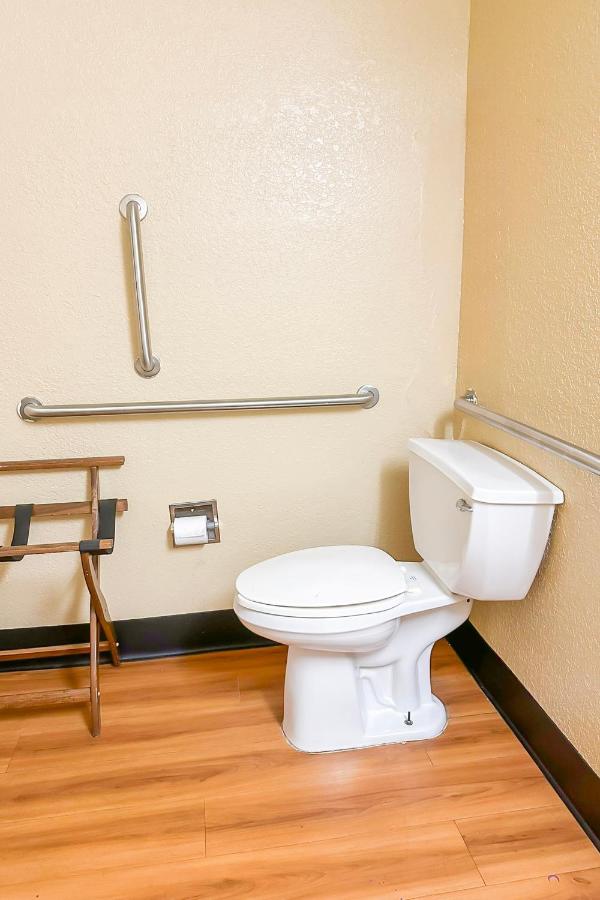Standard Queen Room at OYO Hotel Mobile, AL I-65 at Airport Blvd