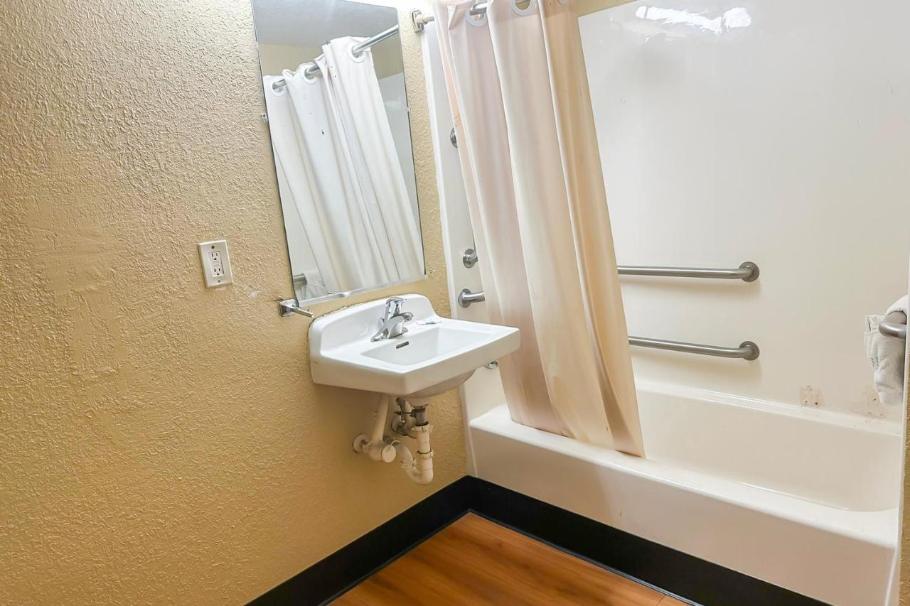 Standard Queen Room at OYO Hotel Mobile, AL I-65 at Airport Blvd