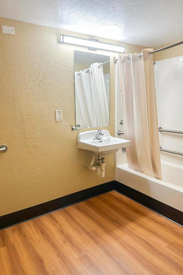Standard Queen Room at OYO Hotel Mobile, AL I-65 at Airport Blvd