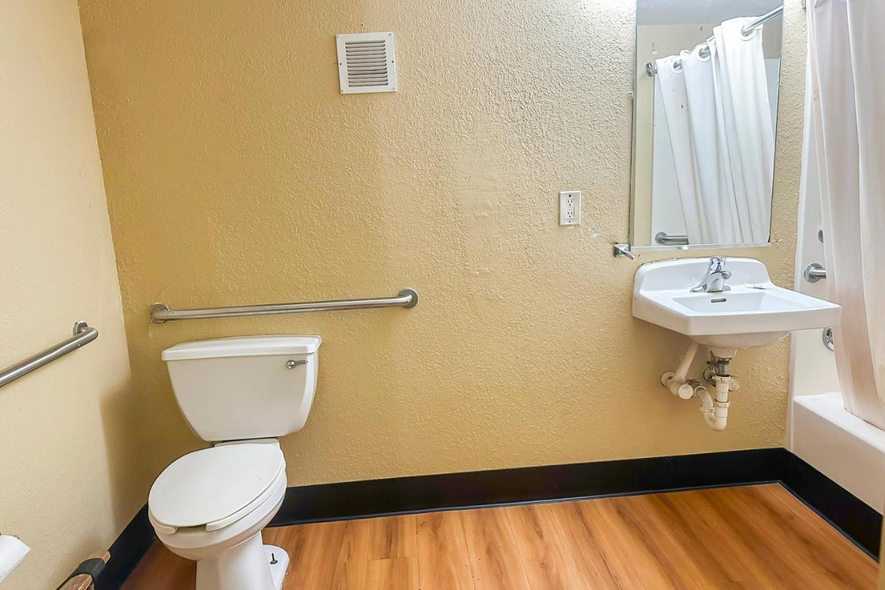Standard Queen Room at OYO Hotel Mobile, AL I-65 at Airport Blvd