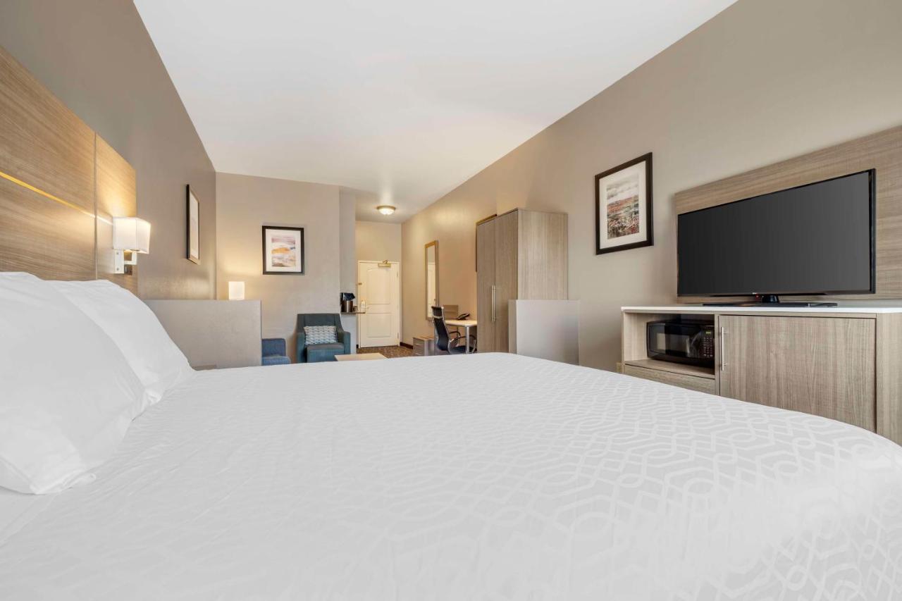 King Room with Spa Bath at Best Western Plus Lake Elsinore Inn & Suites