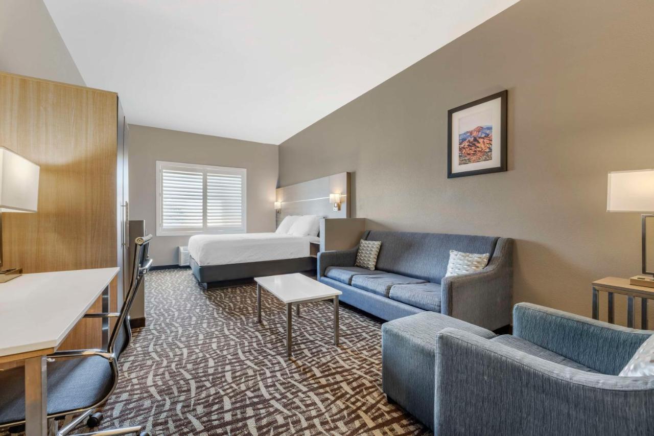 King Room with Spa Bath at Best Western Plus Lake Elsinore Inn & Suites
