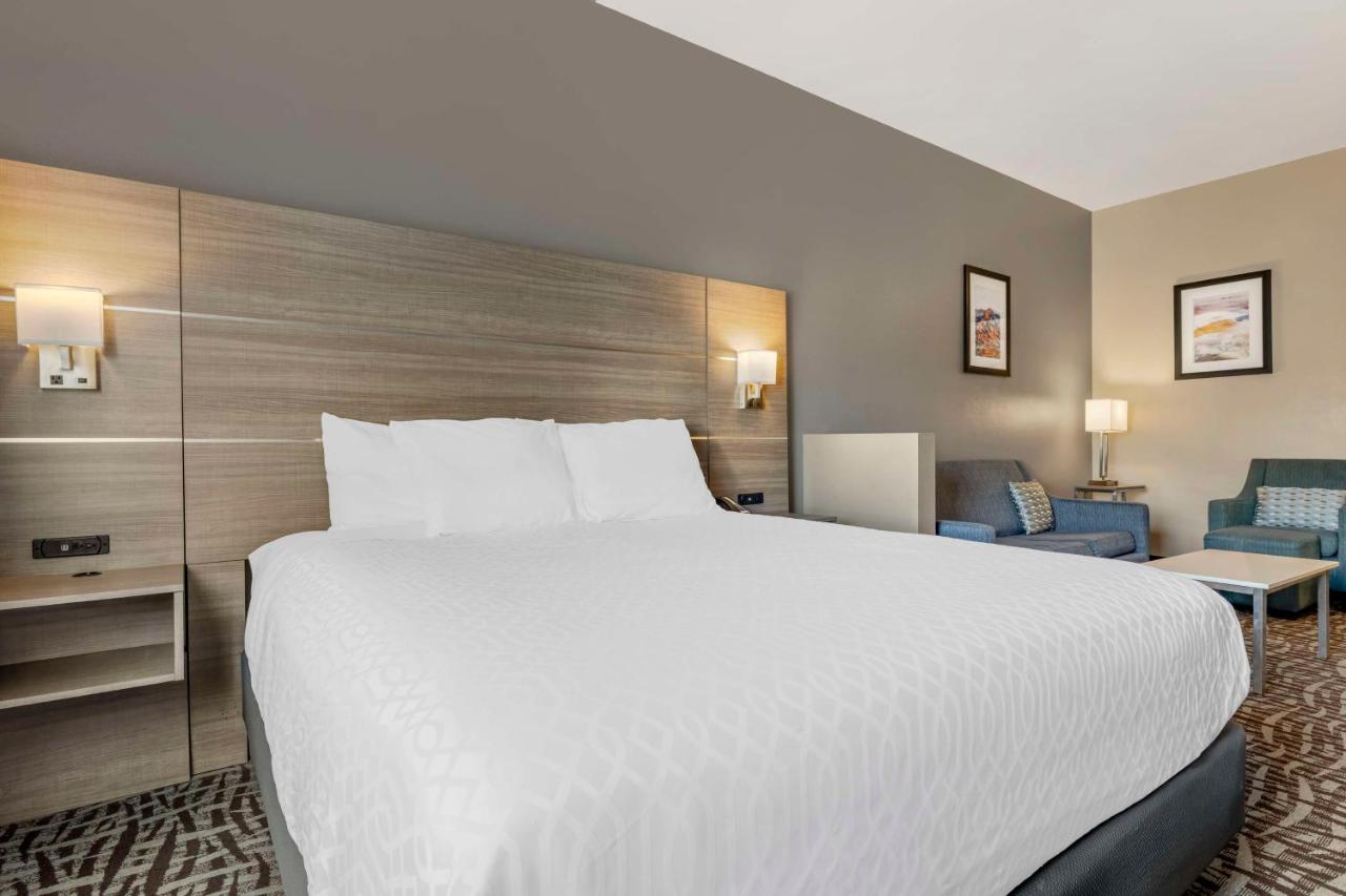 King Room with Spa Bath at Best Western Plus Lake Elsinore Inn & Suites