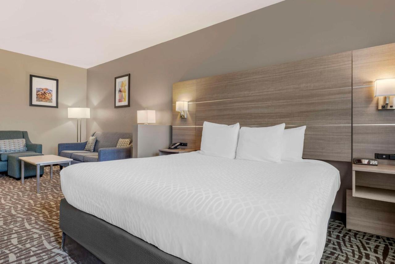 King Room with Spa Bath at Best Western Plus Lake Elsinore Inn & Suites