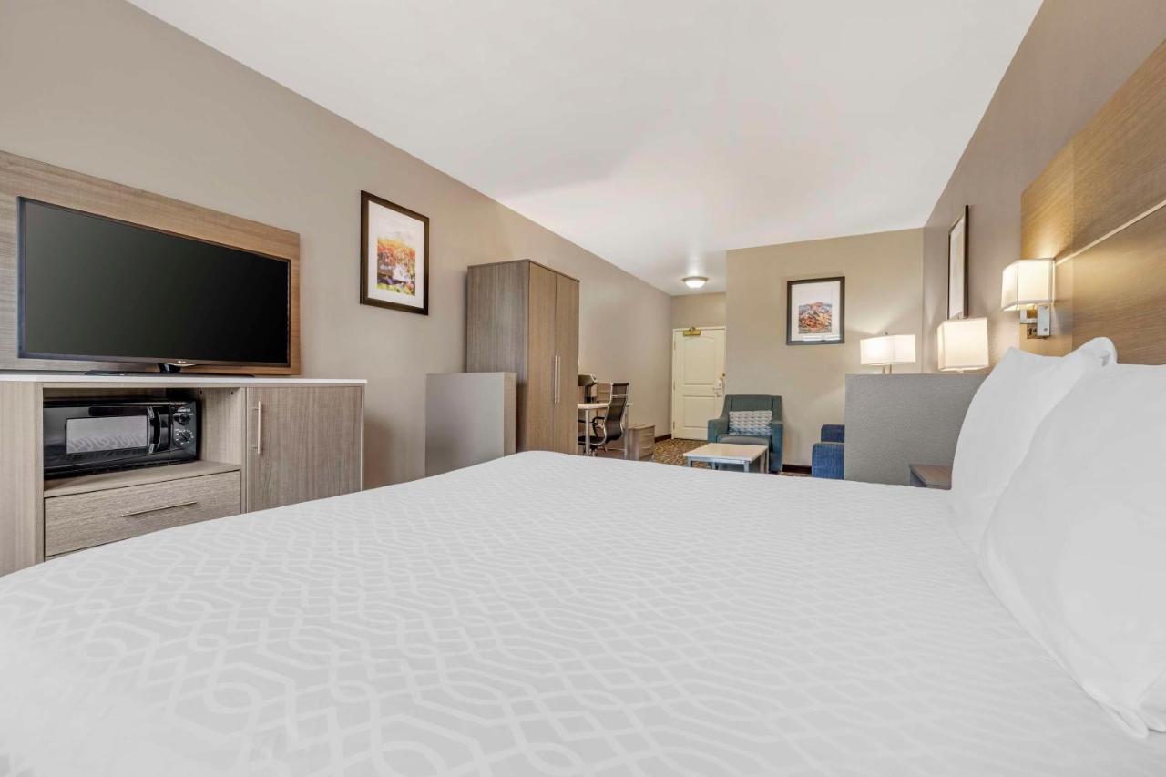 King Room with Spa Bath at Best Western Plus Lake Elsinore Inn & Suites