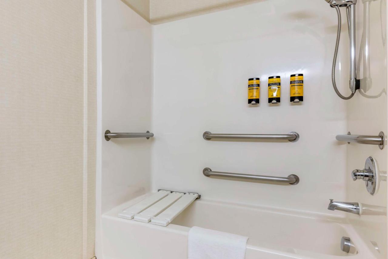 Queen Room with Two Queen Beds - Disability Access at Best Western Plus Lake Elsinore Inn & Suites