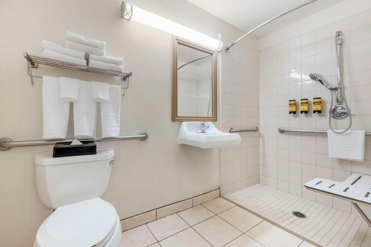 Queen Room with Roll-In Shower - Disability Access at Best Western Plus Lake Elsinore Inn & Suites