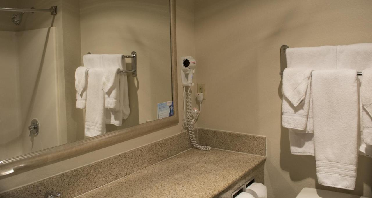 Queen Room - Disability Access at Baymont by Wyndham East Windsor Bradley Airport