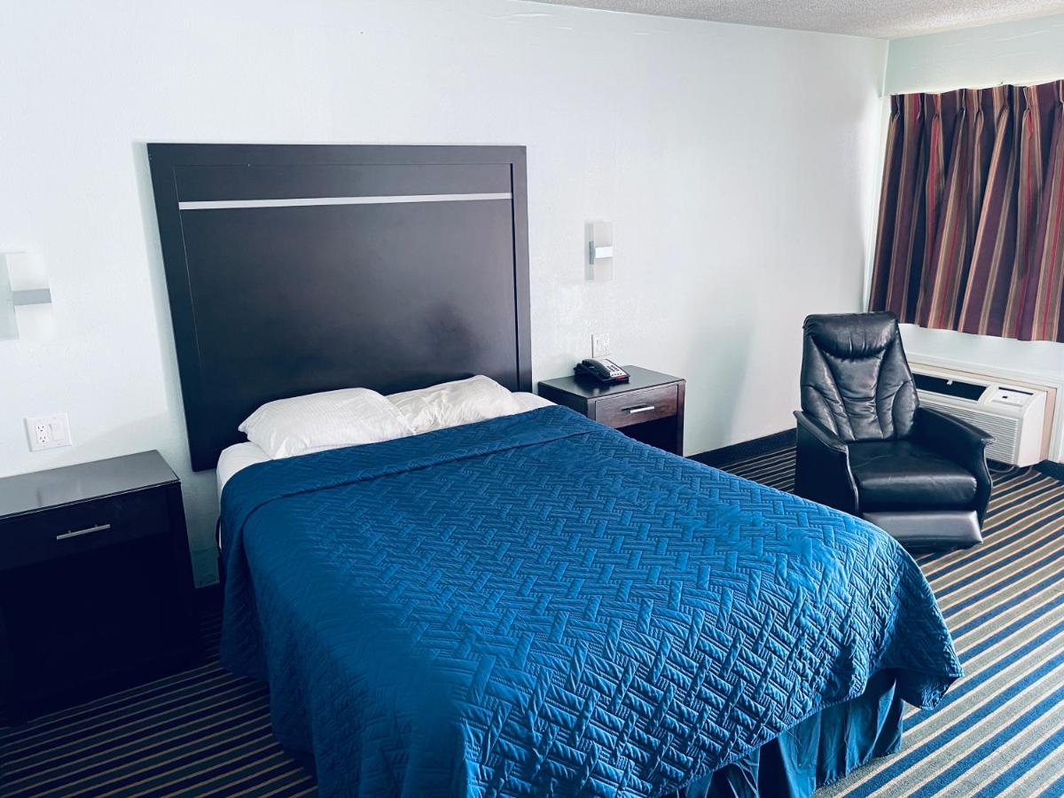 Single Room at Executive Inn