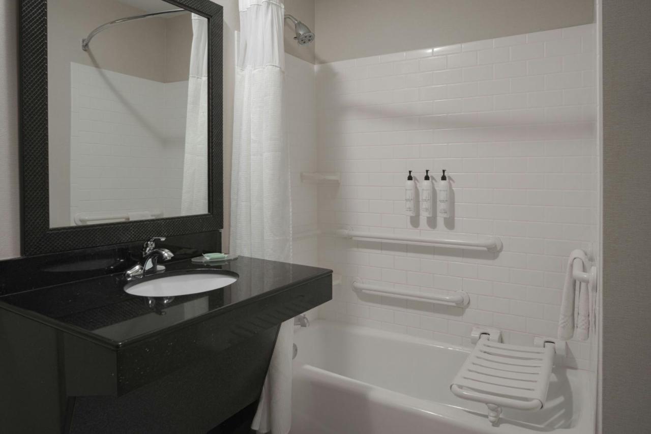 | Fairfield Inn & Suites by Marriott Louisville East