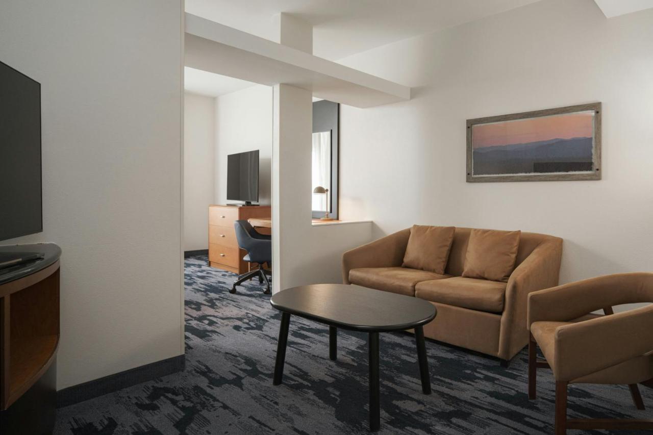 | Fairfield Inn & Suites by Marriott Louisville East
