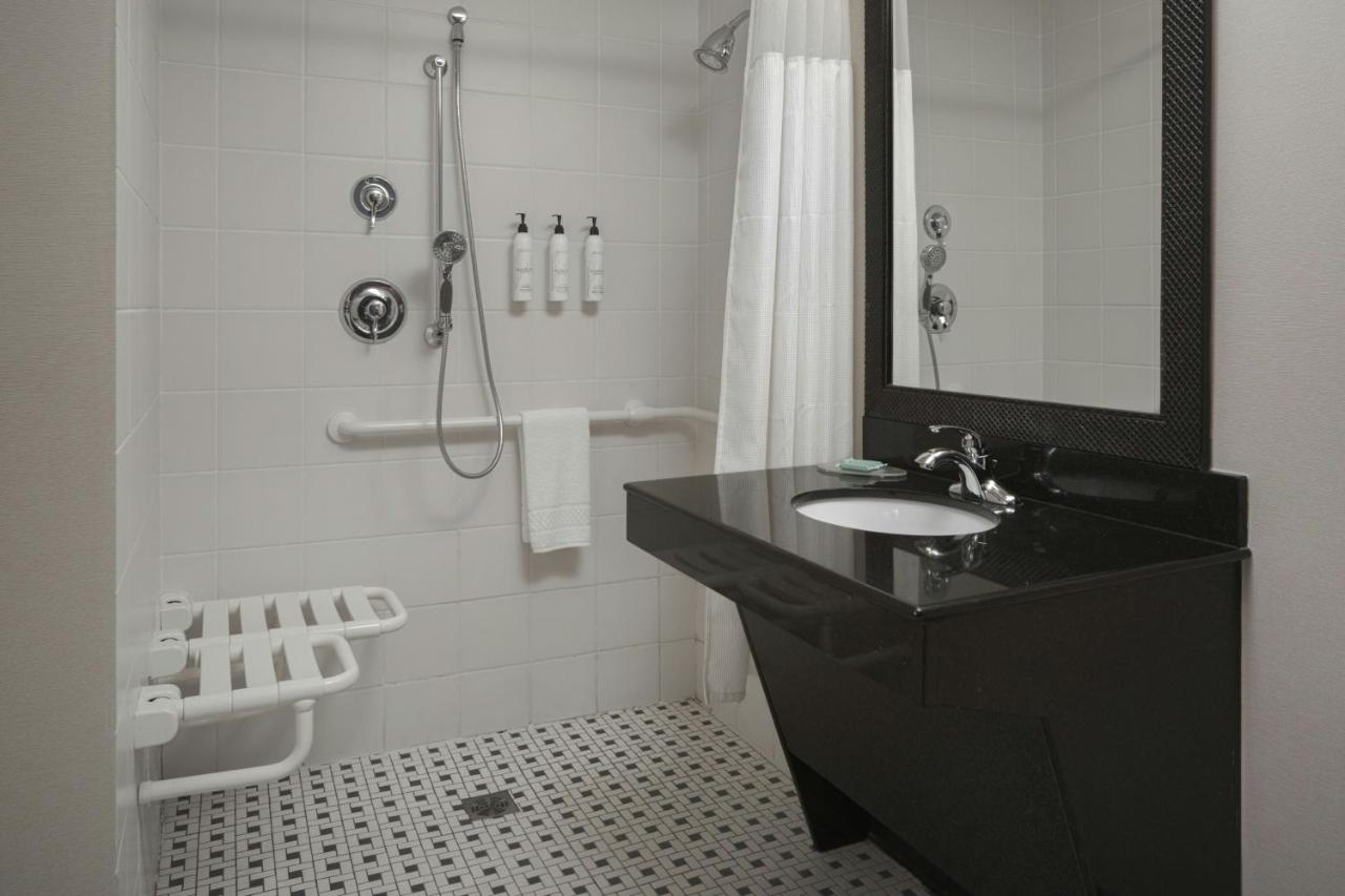 | Fairfield Inn & Suites by Marriott Louisville East