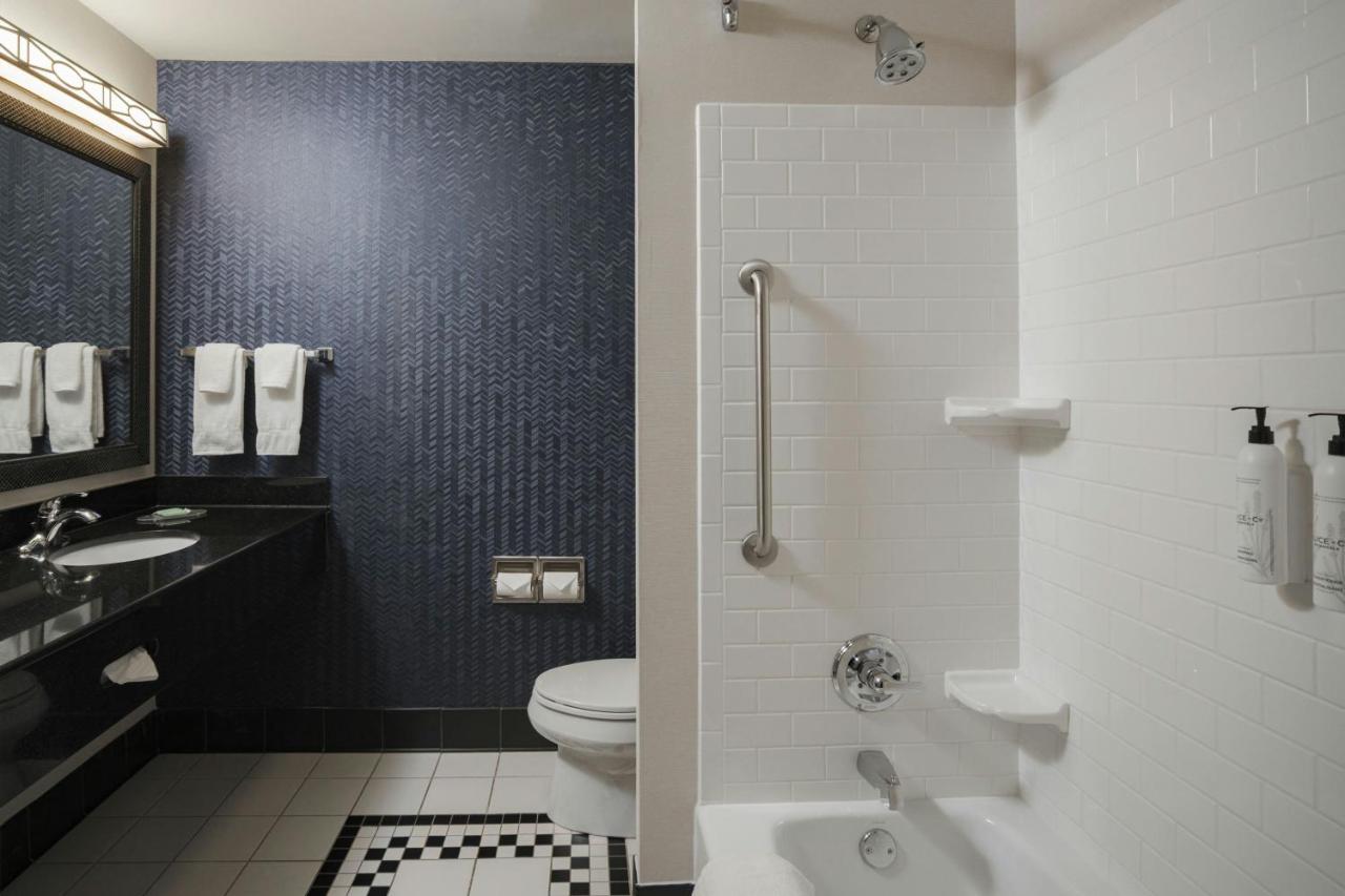 | Fairfield Inn & Suites by Marriott Louisville East