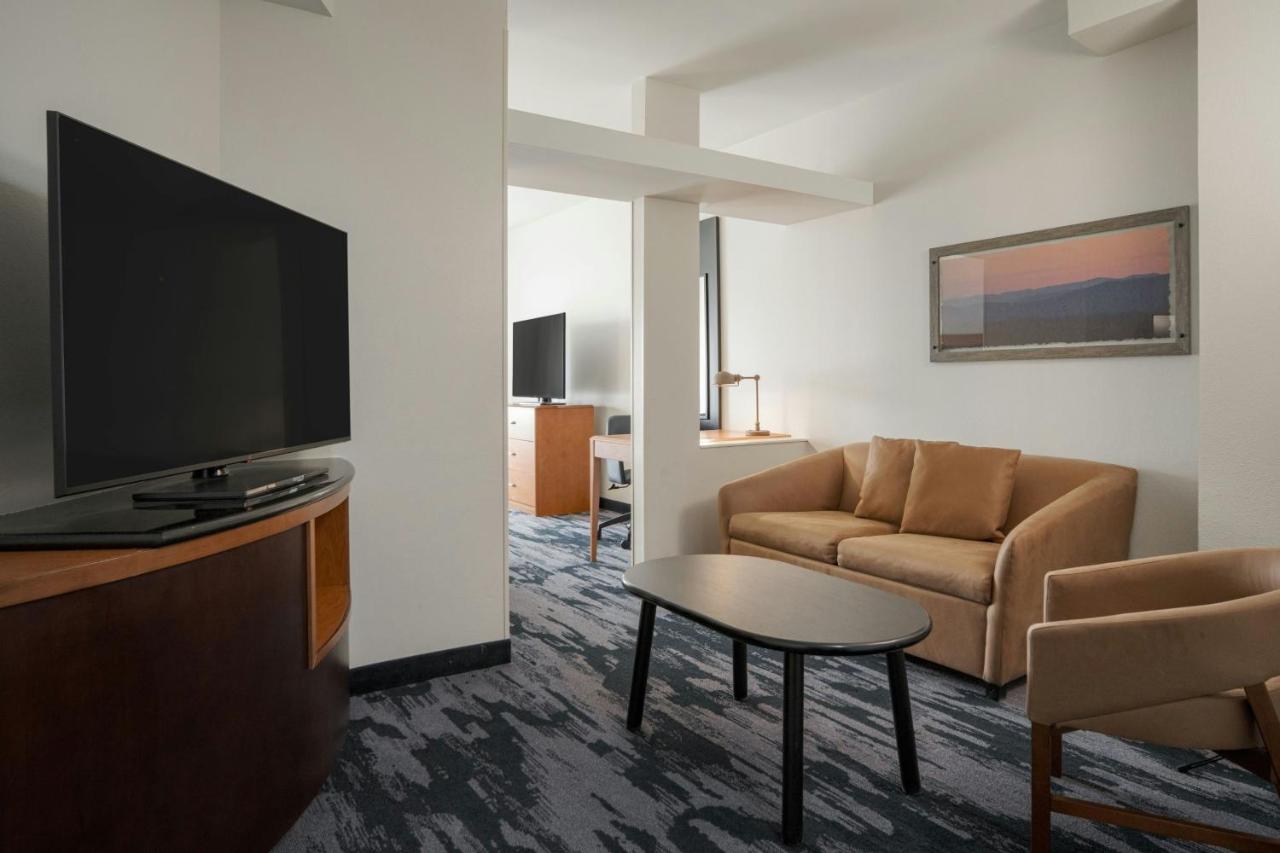 | Fairfield Inn & Suites by Marriott Louisville East