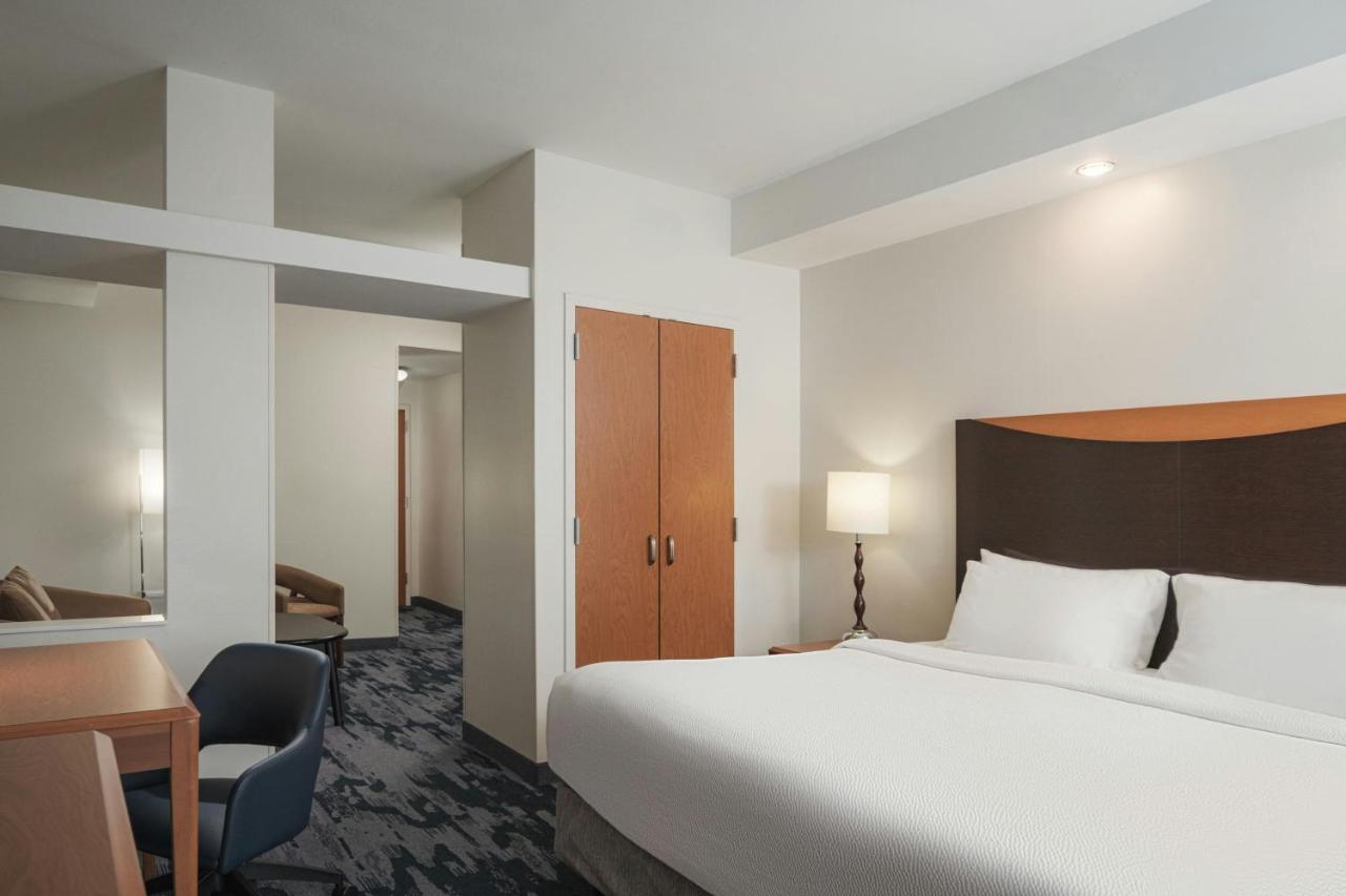 | Fairfield Inn & Suites by Marriott Louisville East