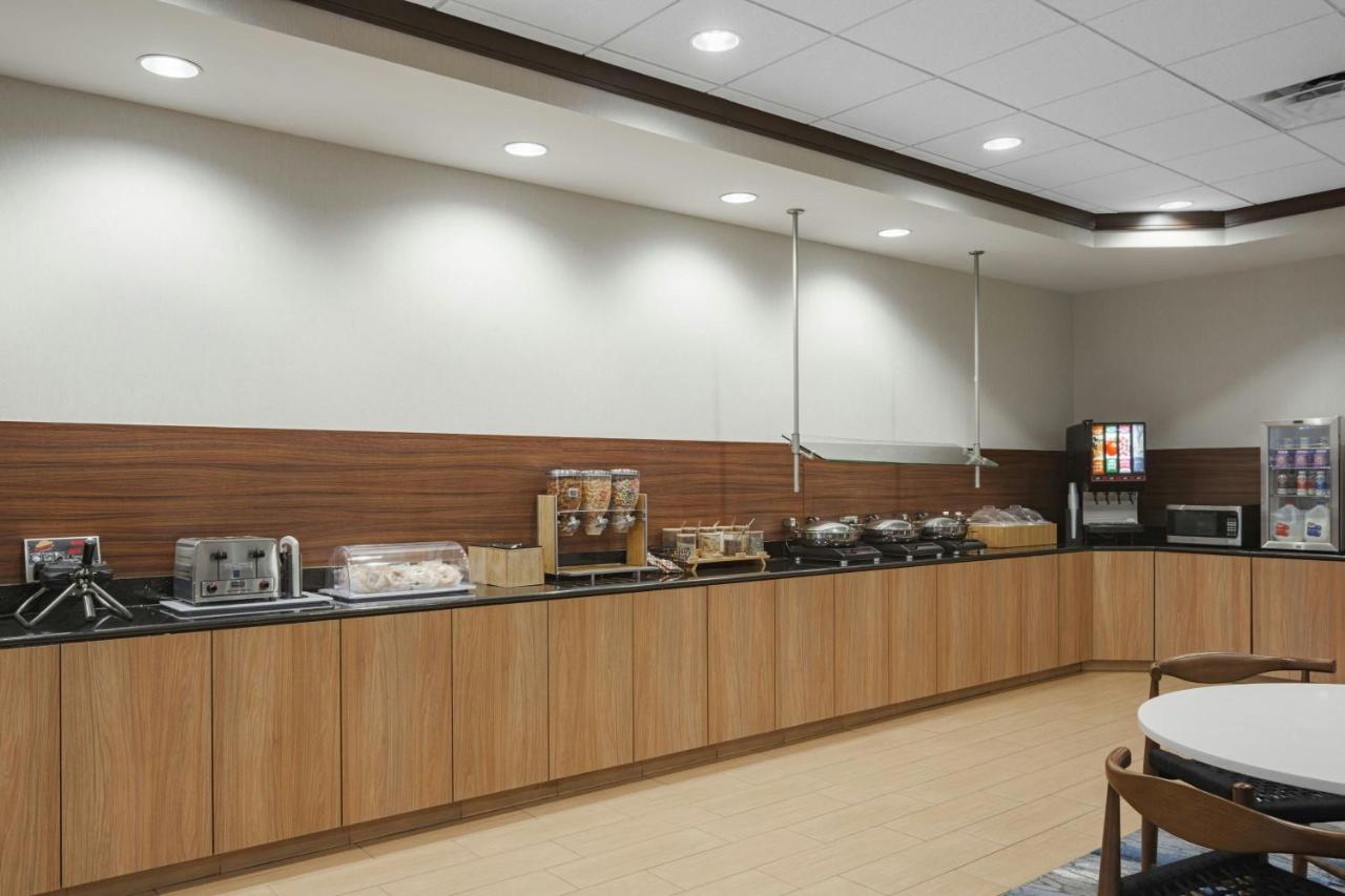 | Fairfield Inn & Suites by Marriott Louisville East