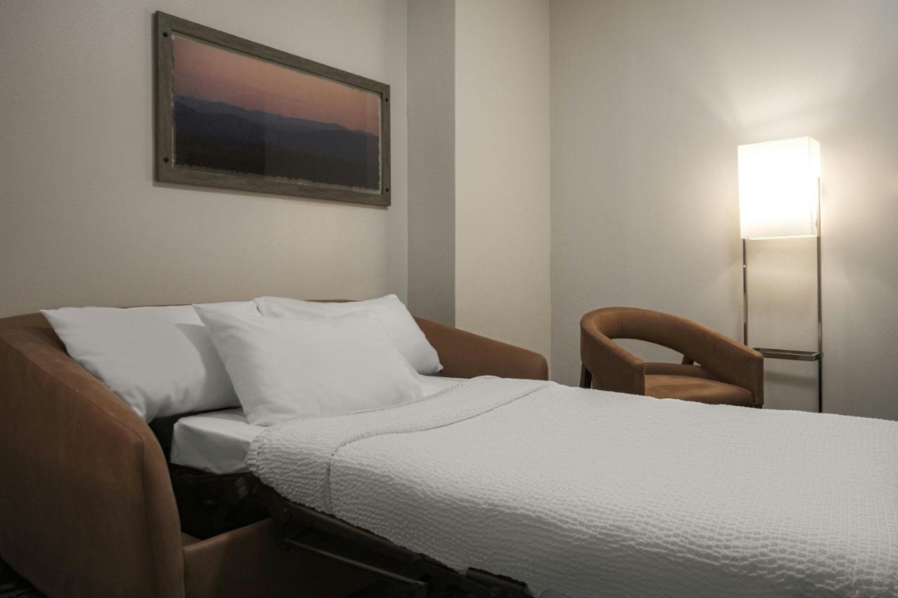 | Fairfield Inn & Suites by Marriott Louisville East