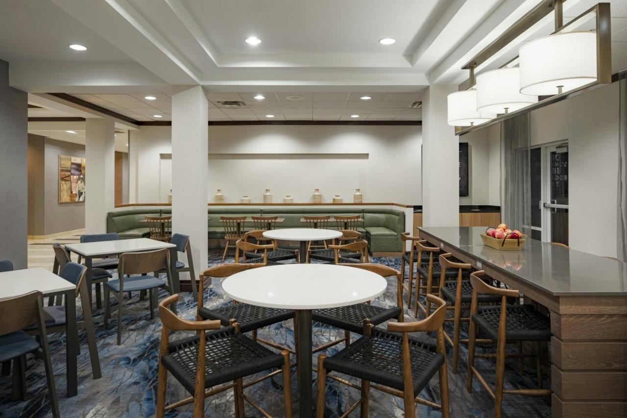 | Fairfield Inn & Suites by Marriott Louisville East