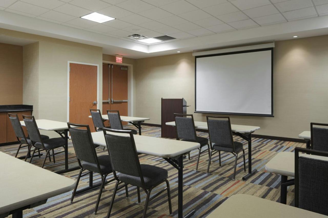 | Fairfield Inn & Suites by Marriott Louisville East