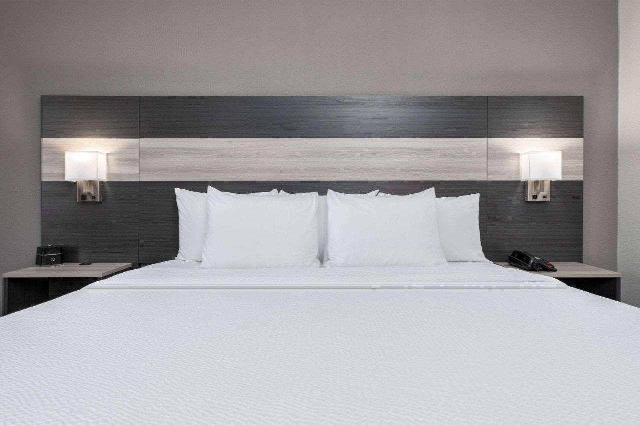 King Room with City/Park View and Roll-in Shower - Mobility/Hearing Accessible - Non-Smoking at La Quinta Inn & Suites by Wyndham Allen at The Village