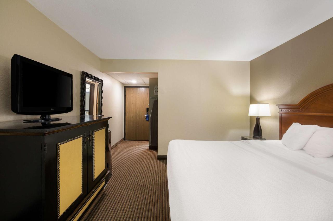 Queen Room with Bath Tub - Disability Access at Revel Hotel Minot, SureStay Collection by Best Western
