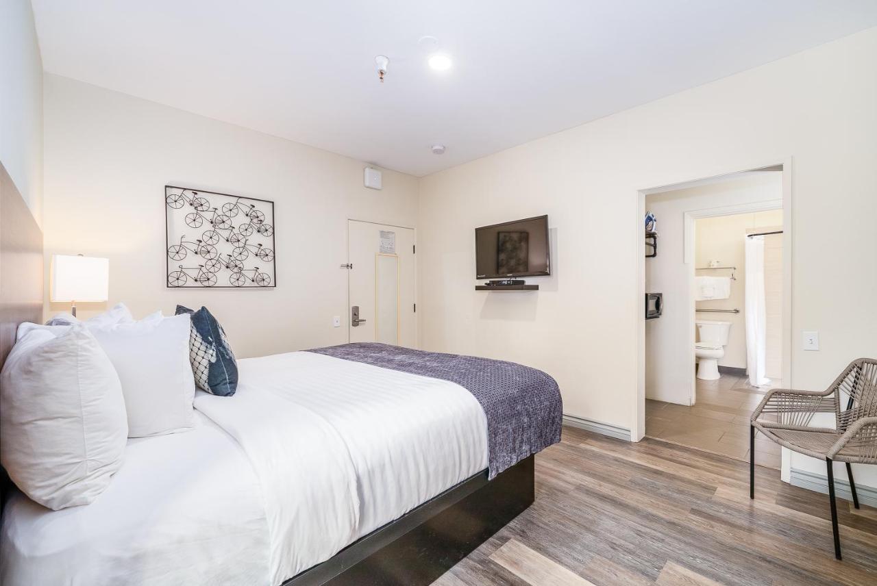 Queen Room - Disability Access/Non-Smoking at Urban Boutique Hotel