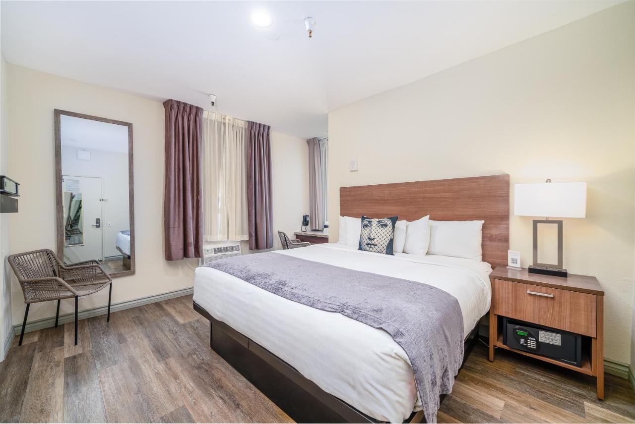 Queen Room - Disability Access/Non-Smoking at Urban Boutique Hotel