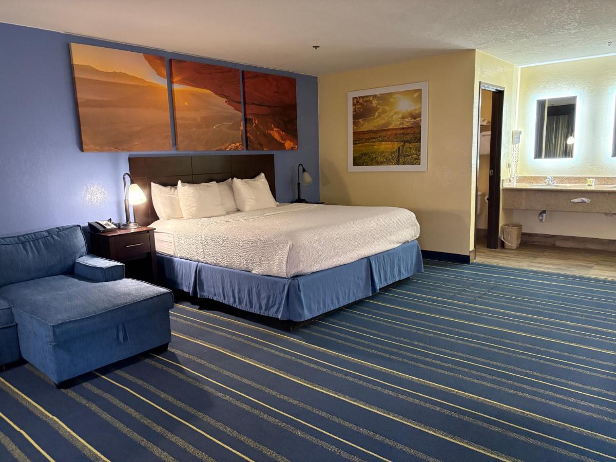 One-Bedroom Queen Suite - Non-Smoking at Days Inn by Wyndham Holbrook