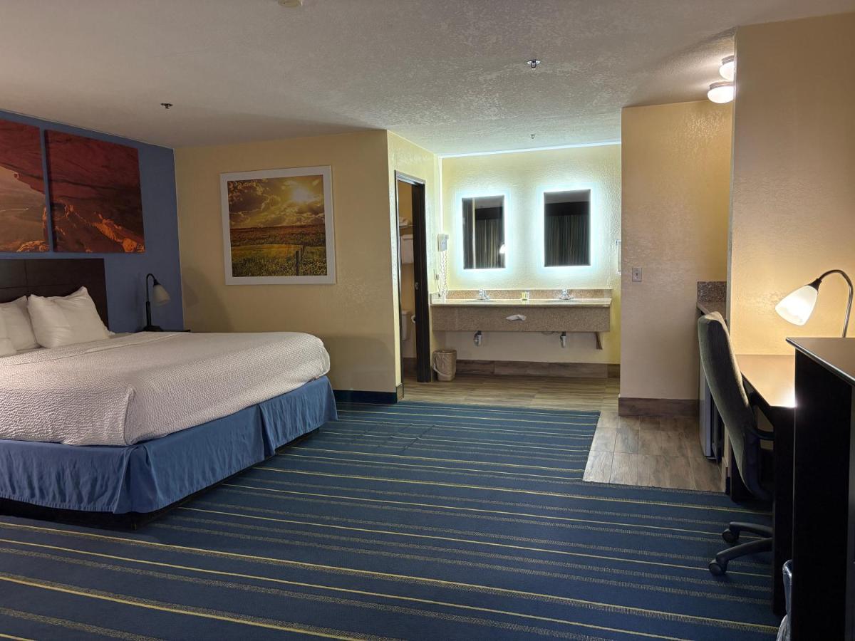 One-Bedroom Queen Suite - Non-Smoking at Days Inn by Wyndham Holbrook