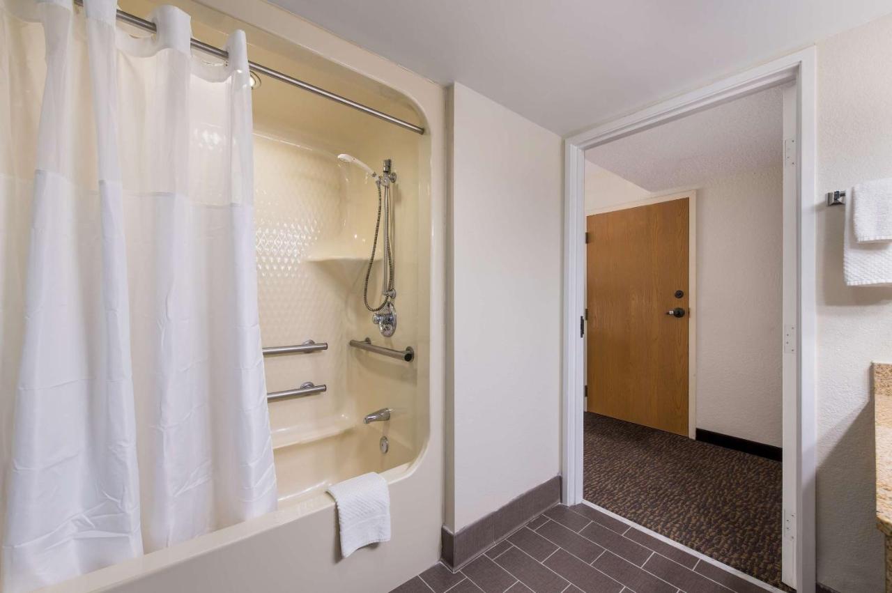 Double Room - Non-Smoking - Disability Access at Sleep Inn Northlake