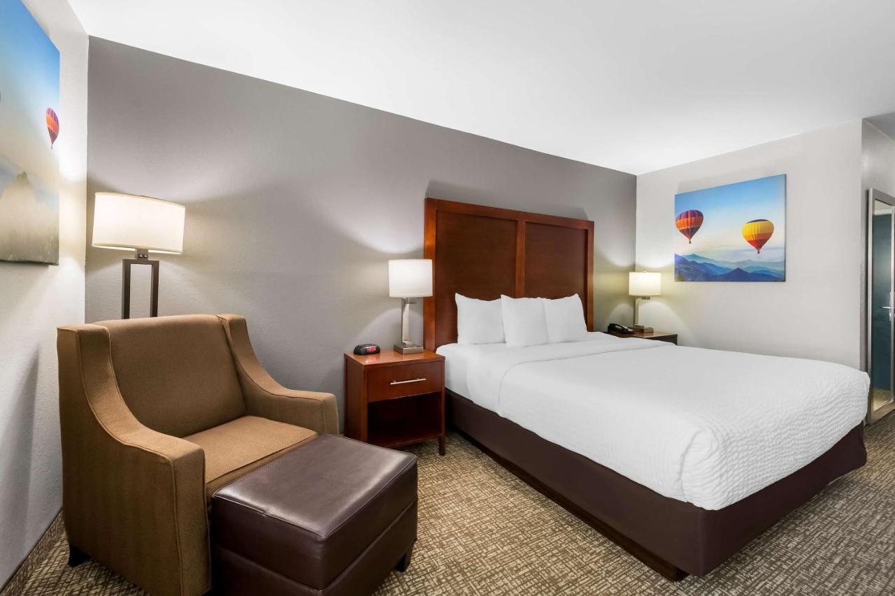 King Room - Non-Smoking at Clarion Pointe Apex – Holly Springs