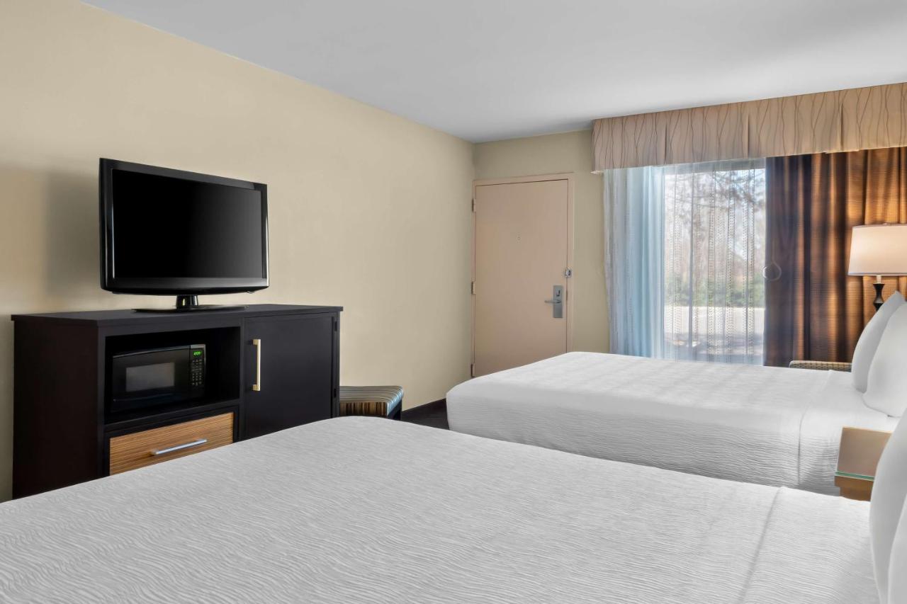 Queen Room with Two Queen Beds and Roll-In Shower- Mobility Access/Non-Smoking at Best Western Newport Inn