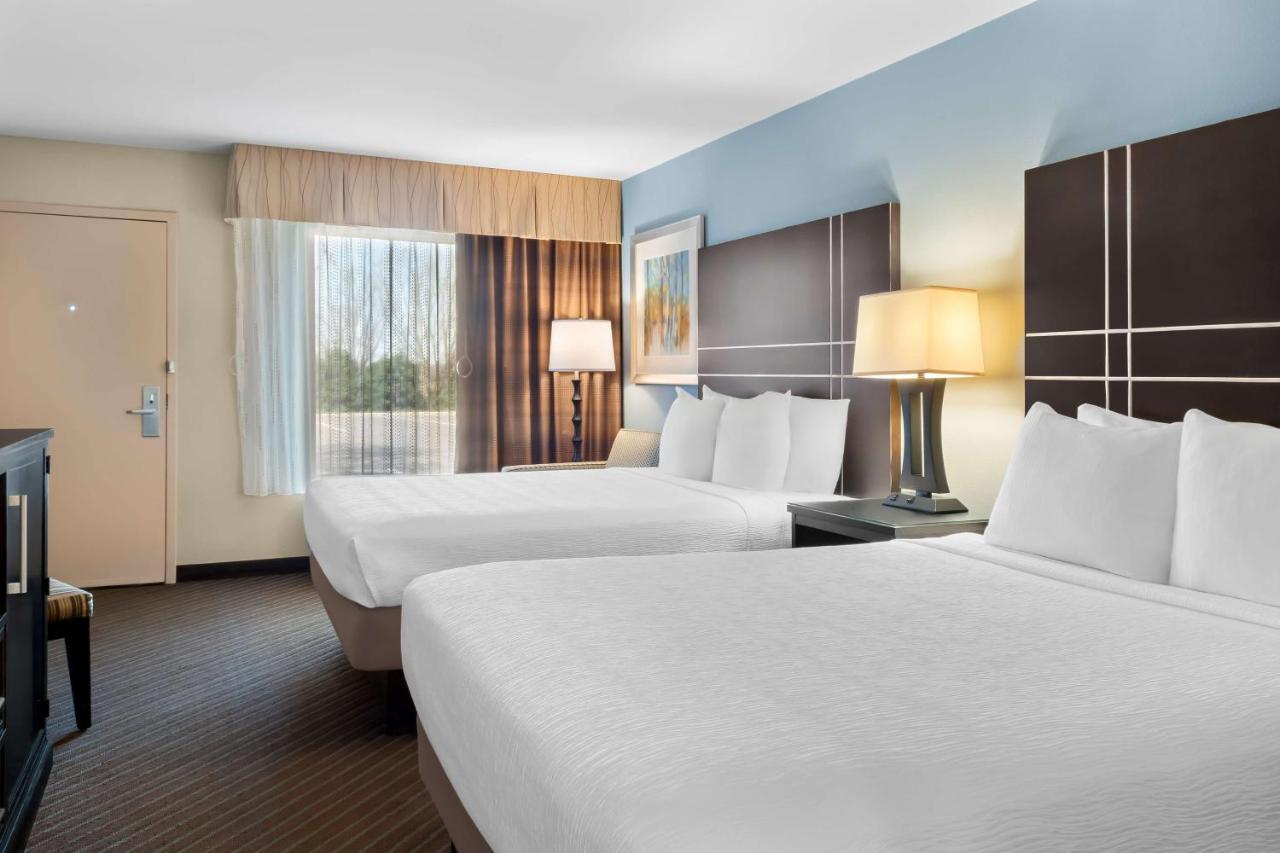 Queen Room with Two Queen Beds and Roll-In Shower- Mobility Access/Non-Smoking at Best Western Newport Inn