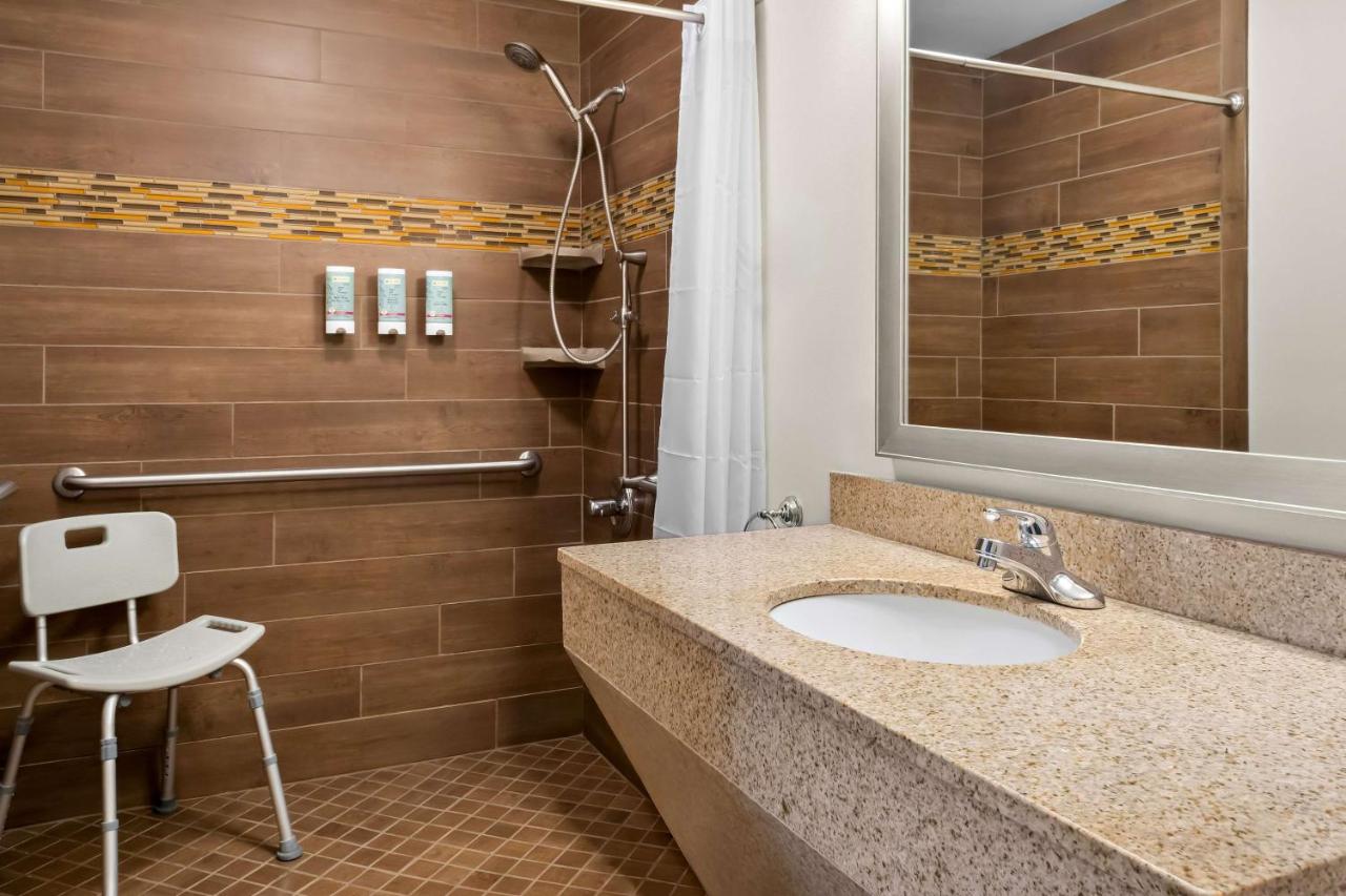 Queen Room with Two Queen Beds and Roll-In Shower- Mobility Access/Non-Smoking at Best Western Newport Inn