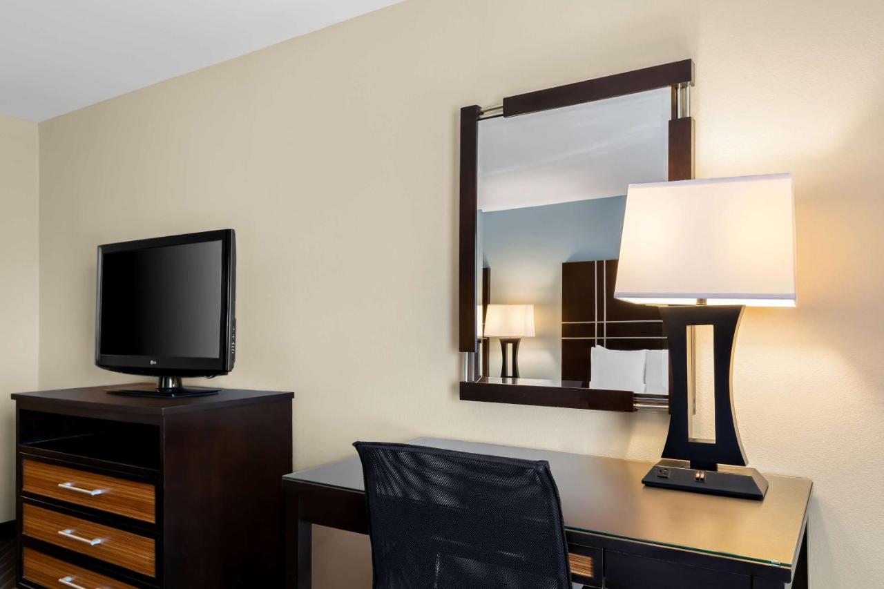Queen Room with Two Queen Beds - Non-Smoking at Best Western Newport Inn